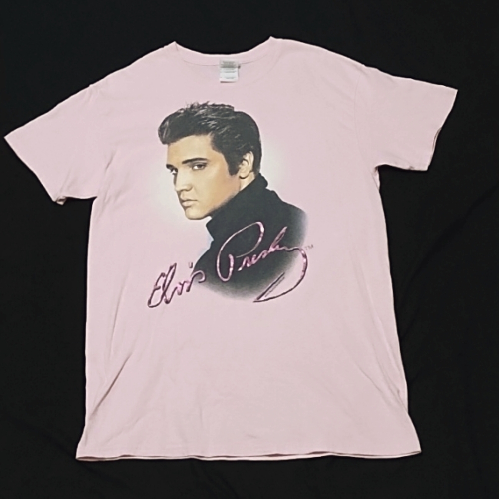 Elvis. Short sleeve tee blazing an image of young Elvis on pink background.Sz M
